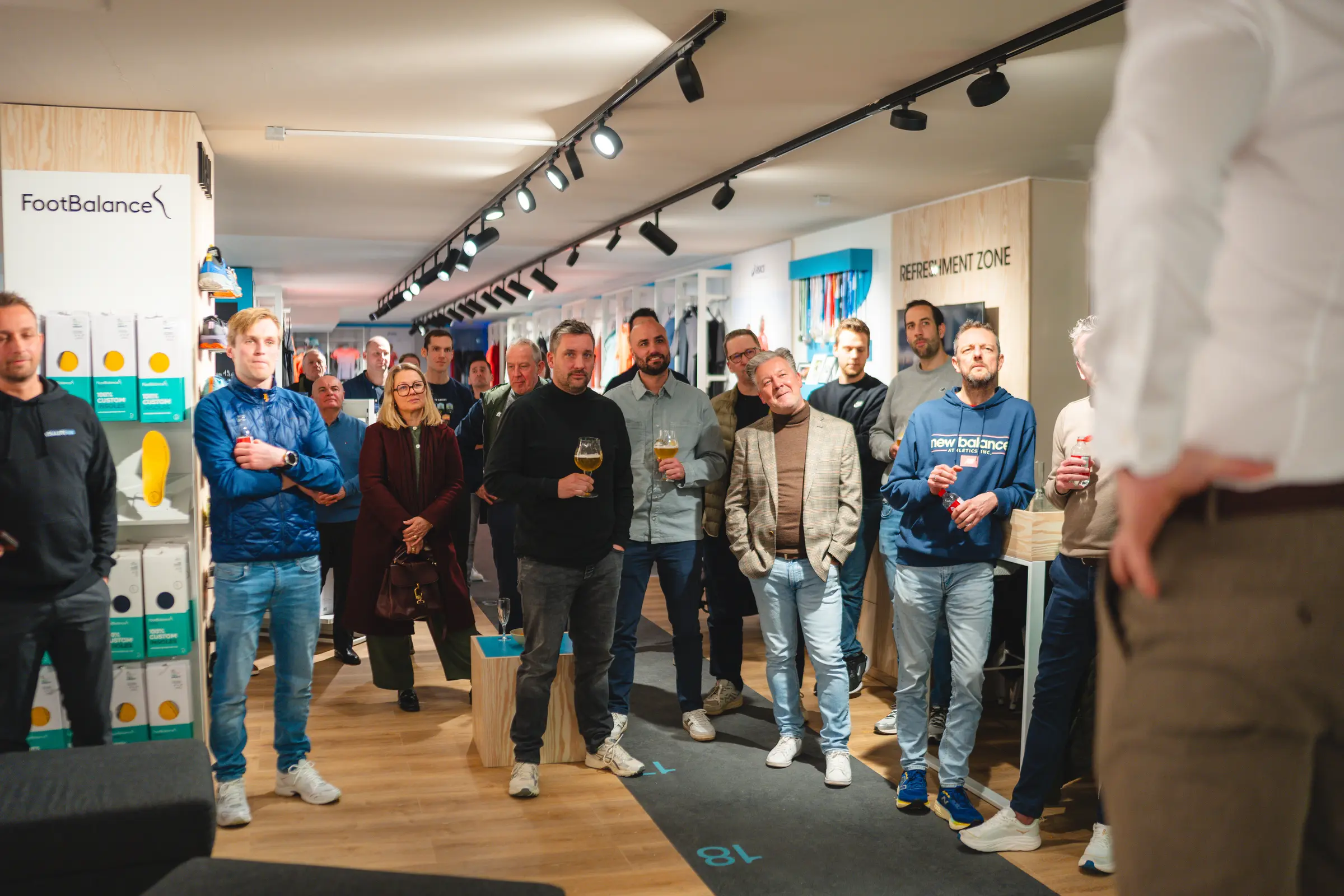 Bezoekers in de winkel van Absolute Run All Athletes in Brugge